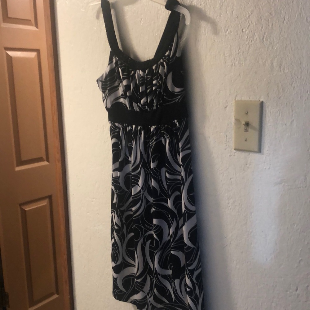 Wrapper black/White designs sleeveless dress